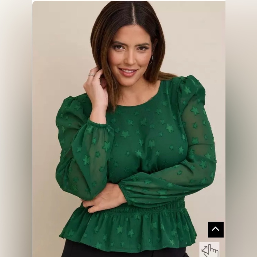 Torrid Crinkle Chiffon with star smoked stars  mocked waist / puff sleeve top